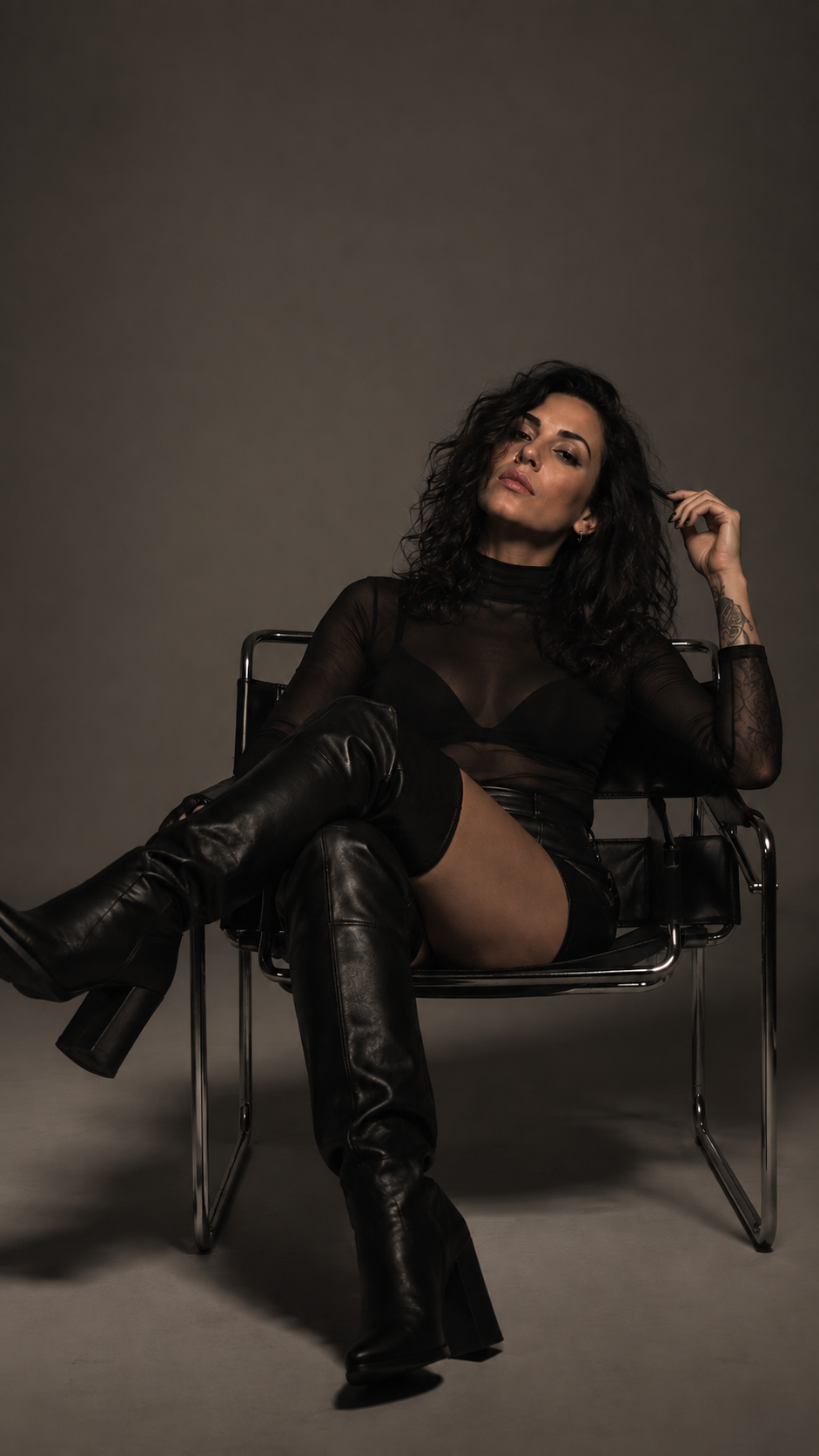 Vanessa Döpp sitzt frontal in einem schwarzen Ledersessel